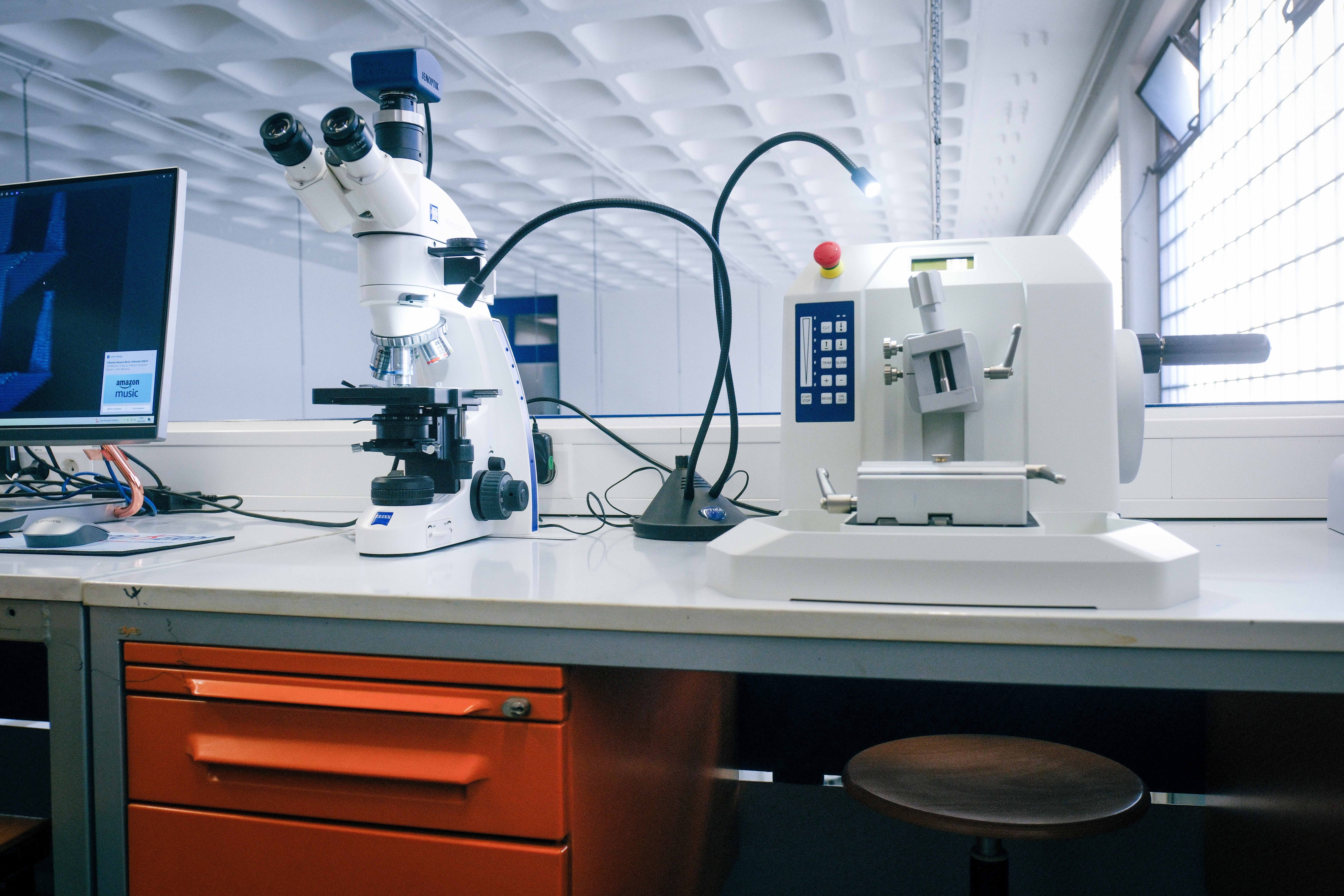 Geräte in einem Labor: Mikrotom und Lichtmikroskop