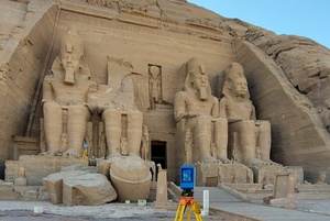 Eingang einer Tempelruine mit je zwei übermenschengroßen Sphinx-Statuen auf jeder Seite