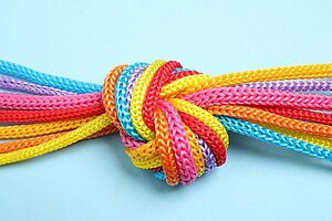 Knoten aus verschiedenen bunten Bändern