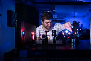 Felix Mauerhoff an einem Laser im Labor für Optik und Lasertechnik