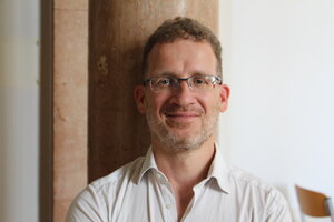 Porträtaufnahme von Peter Tröger