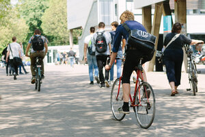 Radfahrer*innen auf dem Campus der BHT