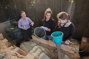 Prof. Dr. Janet Nagel (links) demonstriert mit ihren Studentinnen Madeline Krohn und Janin Laumer die Funktionsweise des Biogas-Reaktors (Foto: Gasch)