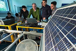 Praxisarbeit im Labor für Elektrotechnik (Foto: Fesseler)