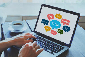 Auf einem Bildschirm steht die Grußformel in verschiedenen Sprachen