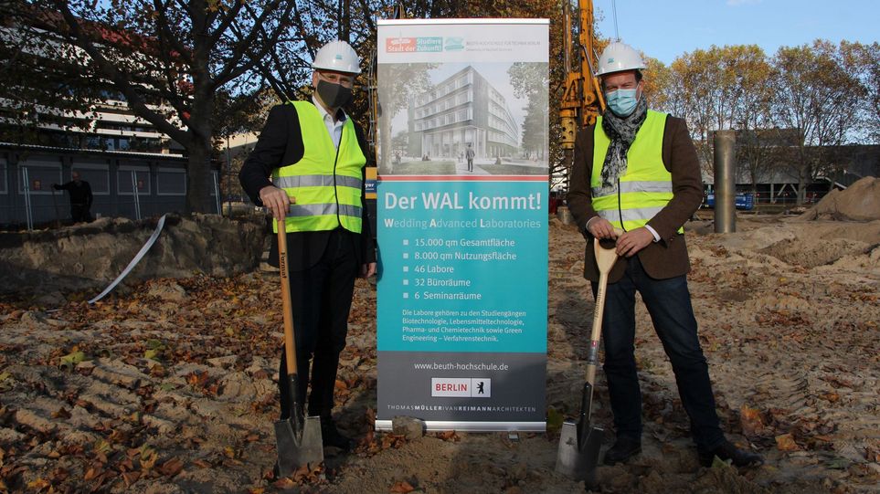 Prof. Dr. Werner Ullmann und Prof. Kai Kummert beim symbolischen Spatenstich für die Wedding Advanced Laboratories (WAL) 