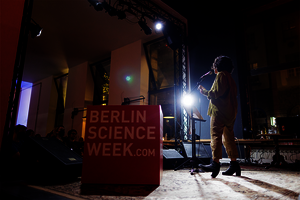 Eine Rednerin auf der Bühne zur Berlin Science Week.