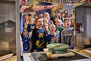 Kinder bestaunen ein Experiment