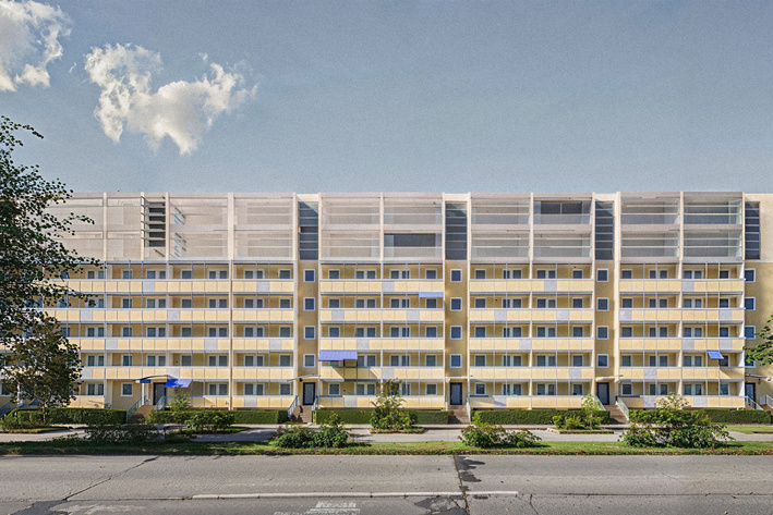 Visualisierung: Frontalansicht eines Plattenbaus von der Straßenseite, der mit zusätzlichen Modulen nach oben erweitert wurde