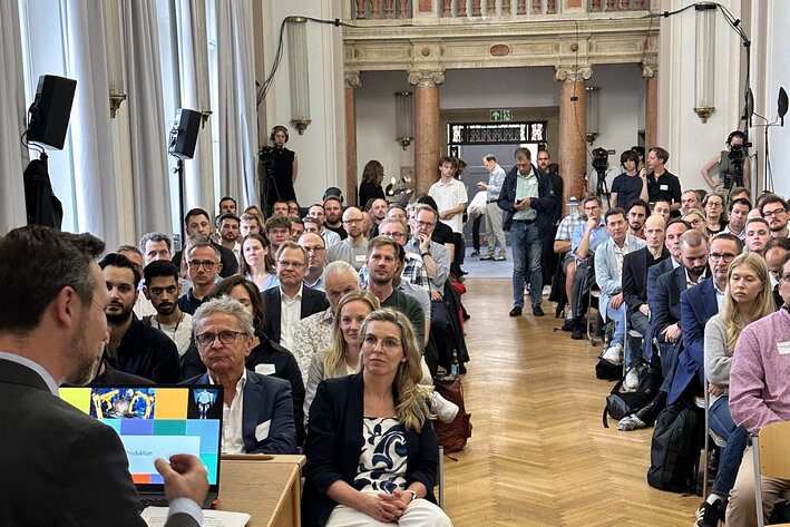 Gefüllte Stuhlreihen in einem Saal am BHT-Standort Kurfürstenstraße