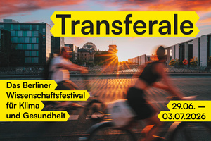 Zwei Radfahrende fahren im Sonnenuntergang über eine Brücke, dahinter das Berliner Regierungsviertel mit Reichstag, Text: Transferale: Das Berliner Wissenschaftsfestival für Klima und Gesundheit. 29.06.-30.07.2026