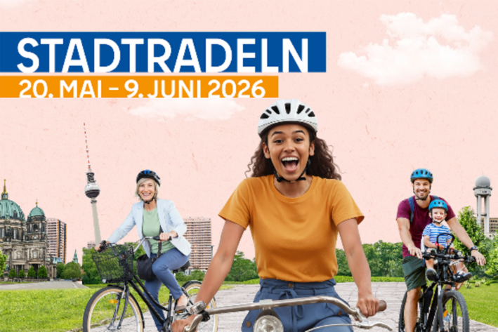 Radfahrende lächeln in die Kamera, im Hintergrund Berliner Landmarks wie der Fernsehturm; Text: Stadtradeln. Stadtradeln 20. Mai - 9. Juni 2026