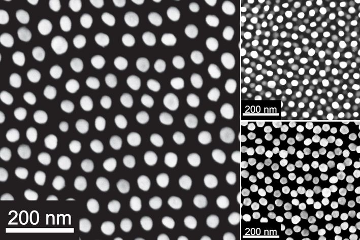 Drei elektronenmikroskopische Aufnahmen von Gold-Nanopartikeln in Schwarz-Weiß: Die erste zeigt mehrere Reihen der Partikel nebeneinander, die zweite zeigt die Partikel übereinander, die dritte zeigt eine Wabenstruktur