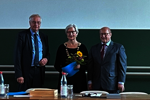 Prof. Dr. Gudrun Kammasch mit der Nikola-Tesla-Chain