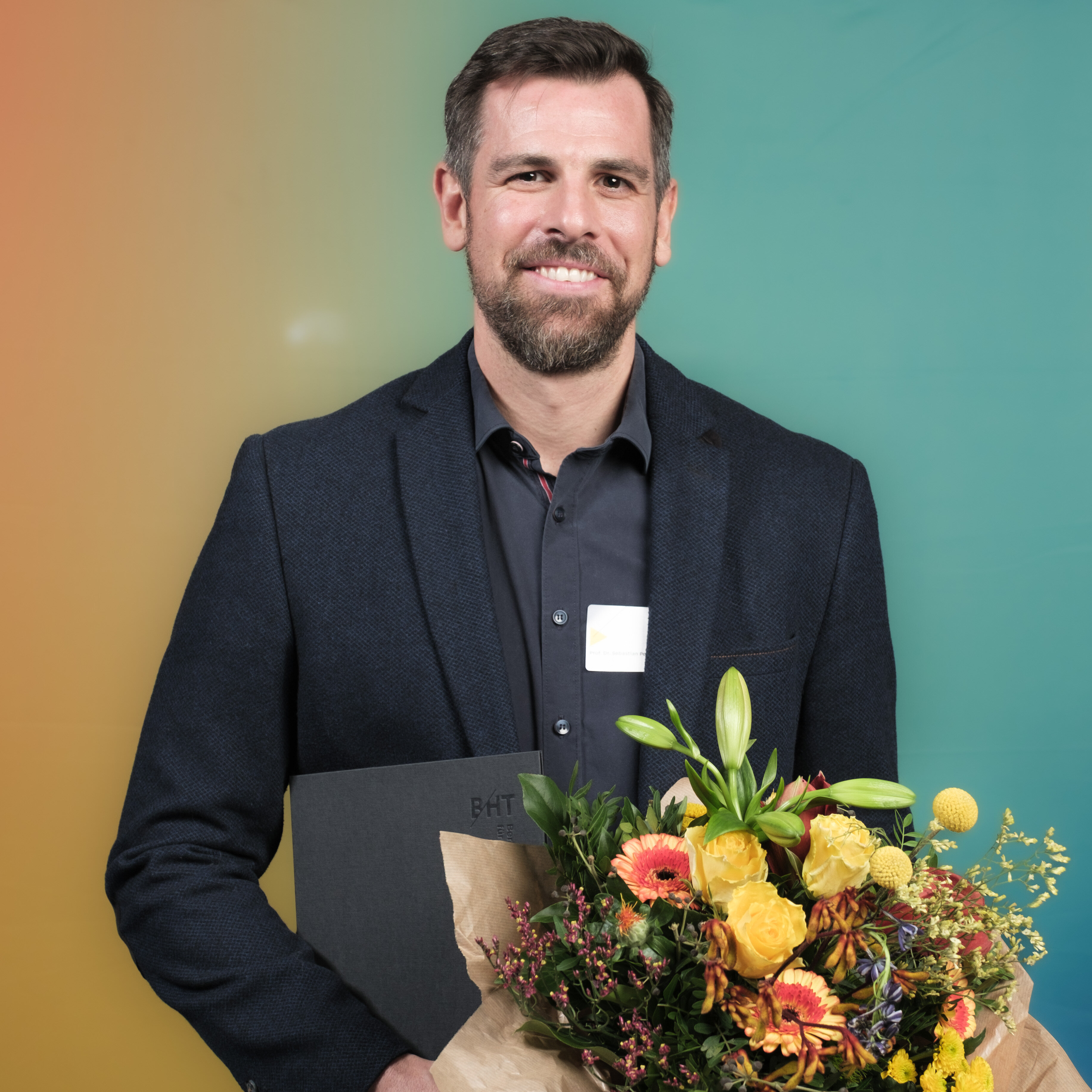 Prof. Pepper mit Blumenstrauß in der Hand
