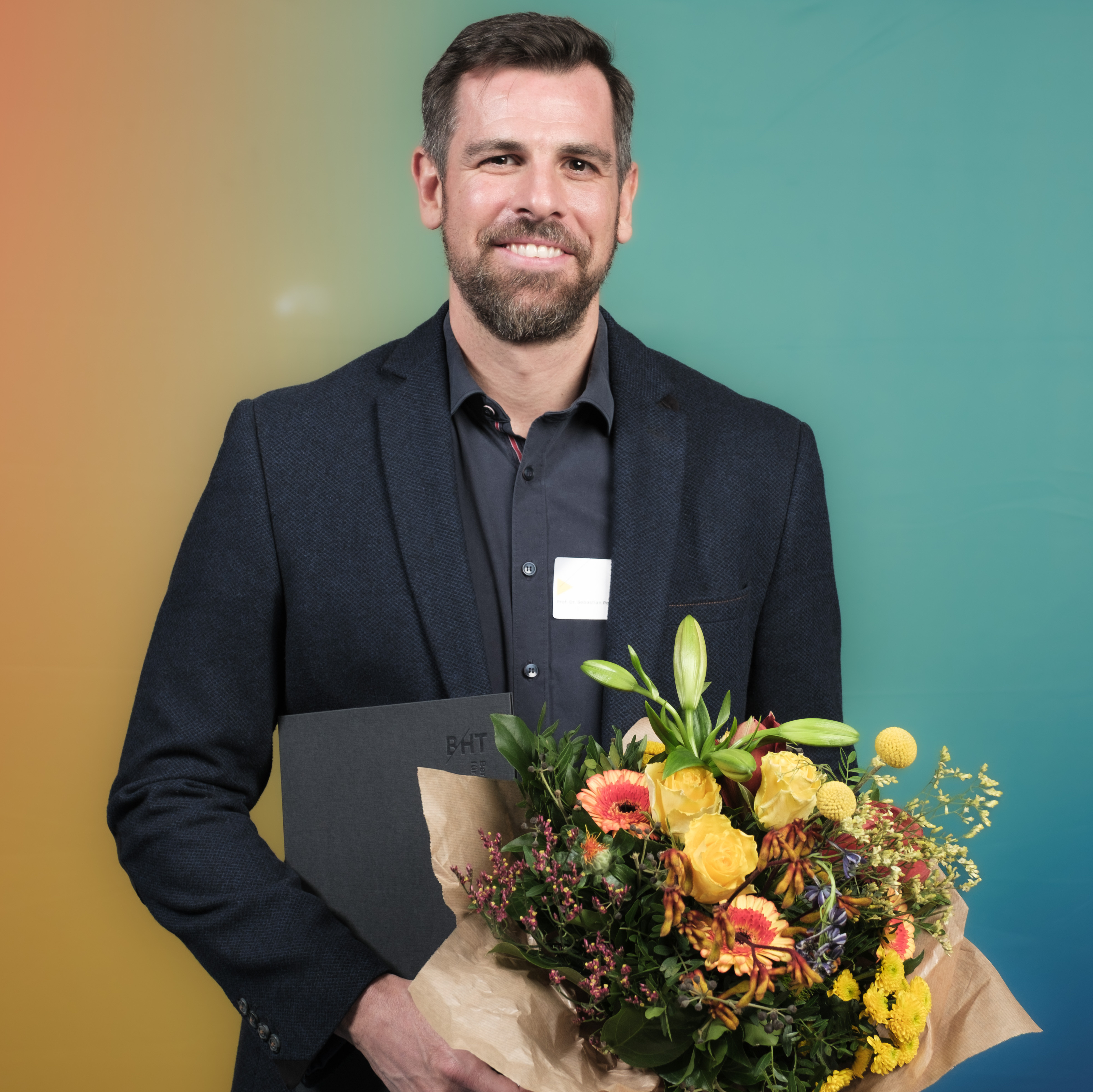 Prof. Pepper mit Blumenstrauß in der Hand