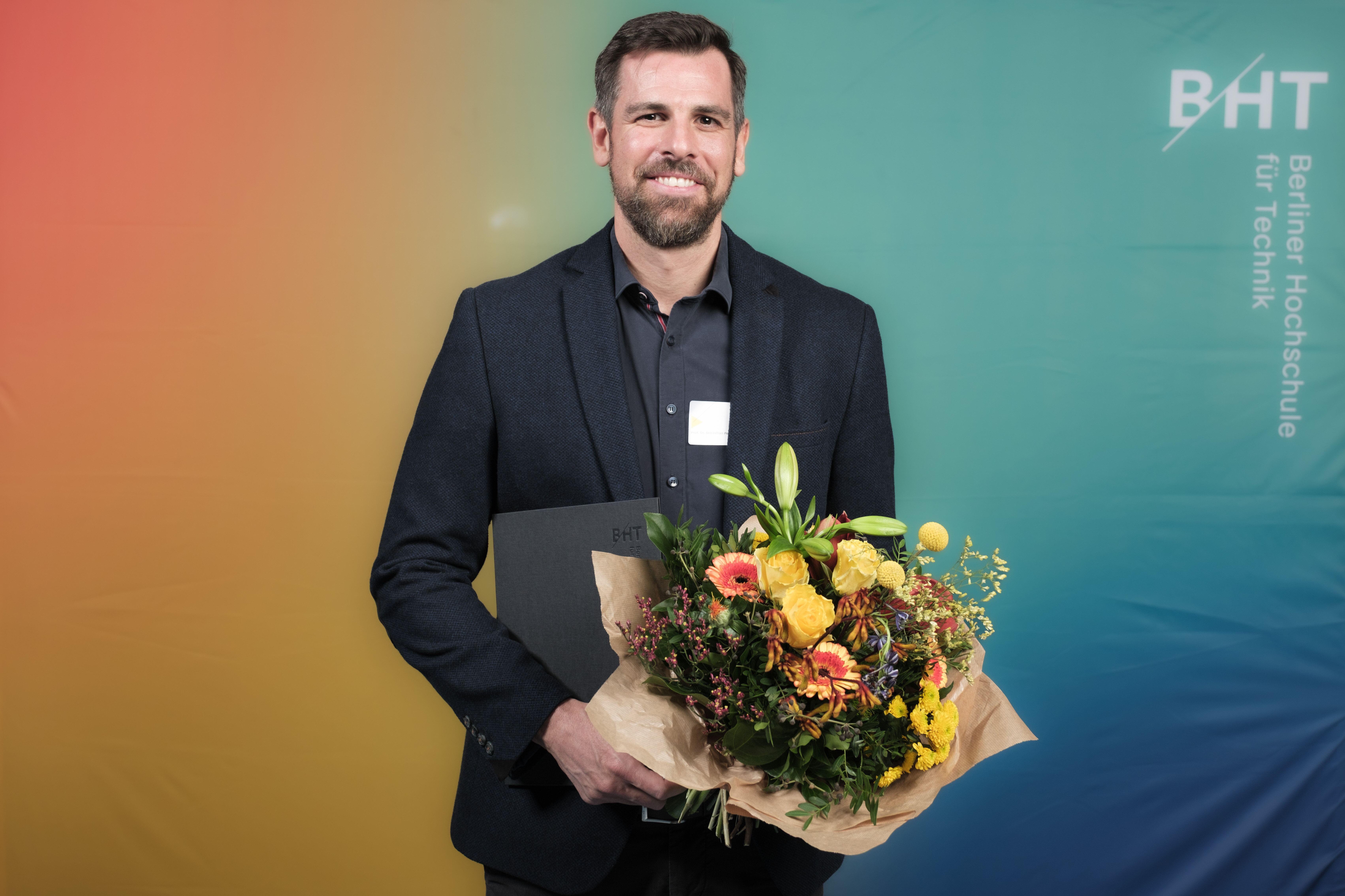 Prof. Pepper mit Blumenstrauß in der Hand
