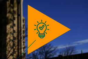 Grafik einer Glühbirne vor blauem Himmel.