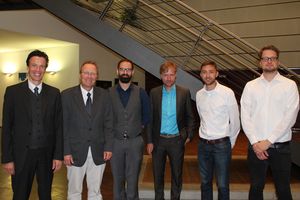 Tim Renner (3.v.r.) eingerahmt von Beuthianern: Vizepräsident Prof. Dr. Sebastian von Klinski (1.v.r.) mit HistoMap-Team bei der Projektpräsentation