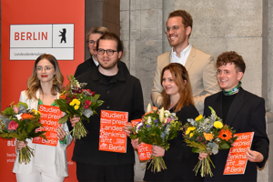 Die Preisträger*innen Elena Rhode, Fabian Wilxmann, Jasmin Marie Hahn und Fabian Schmerbeck (v.l.n.r.; vorne) posieren zusammen mit der Senatsbaudirektorin der Stadt Berlin Prof. Dipl.-Ing. Petra Kahlfeldt und dem Direktor des Landesdenkmalamtes Berlin Dr. Christoph Rauhut (hinten).