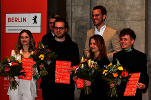 Die Preisträger*innen Elena Rhode, Fabian Wilxmann, Jasmin Marie Hahn und Fabian Schmerbeck (v.l.n.r.; vorne) posieren zusammen mit der Senatsbaudirektorin der Stadt Berlin Prof. Dipl.-Ing. Petra Kahlfeldt und dem Direktor des Landesdenkmalamtes Berlin Dr. Christoph Rauhut (hinten).