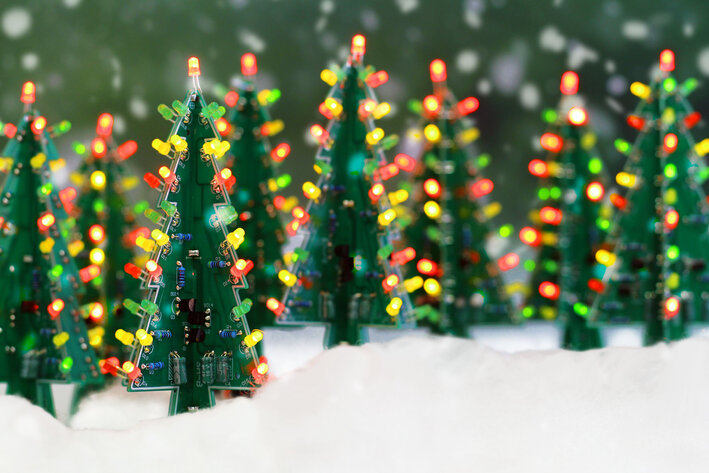 LED-besetzte Leiterplatten in Form von Weihnachtsbäumen