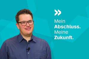 Porträt eines jungen Mannes in dunkelblauem Hemd, der eine Brille trägt. Text: Mein Abschluss. Meine Zukunft.