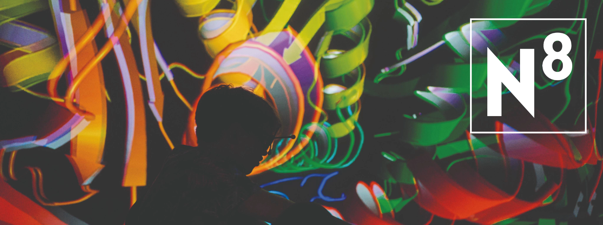 Schatten eines sitzenden Menschen mit VR-Brille vor bunter abstrakter Projektion, Text: Lange Nacht der Wissenschaften, 28. Juni 2025, 17-24 Uhr 