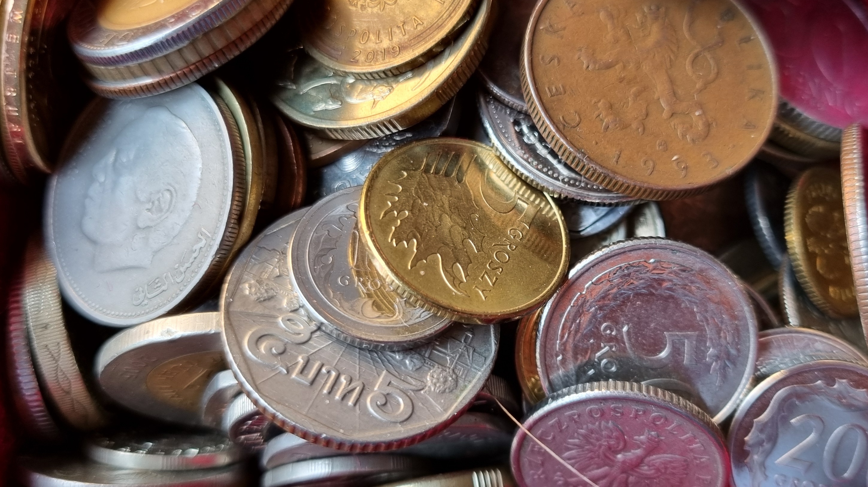 Haufen von Geld-Münzen verschiedenen Währungen