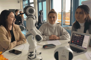 Roboter NAO interagiert mit Menschen über Sprache und Touchsensoren
