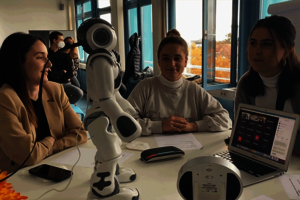 Roboter NAO interagiert mit Menschen über Sprache und Touchsensoren