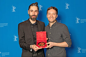 Johannes Krell (l.) und Florian Fischer (r.) mit dem Goldenen Bären für den Besten Kurzfilm