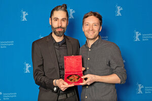 Johannes Krell (l.) und Florian Fischer (r.) mit dem Goldenen Bären für den Besten Kurzfilm