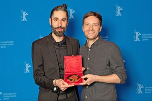 Johannes Krell (l.) und Florian Fischer (r.) mit dem Goldenen Bären für den Besten Kurzfilm