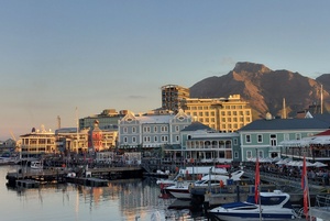 Kleiner Hafen in der Dämmerung, im Hintergrund ein großer Felsen