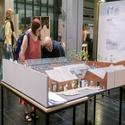 Besucher*innen bestaunen Architekturmodell