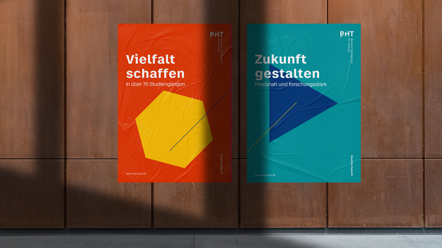 Zwei Plakate an einer Wand zeigen im Corporate Design der BHT Botschaften des Leitbildes: Vielfalt schaffen und Zukunft gestalten