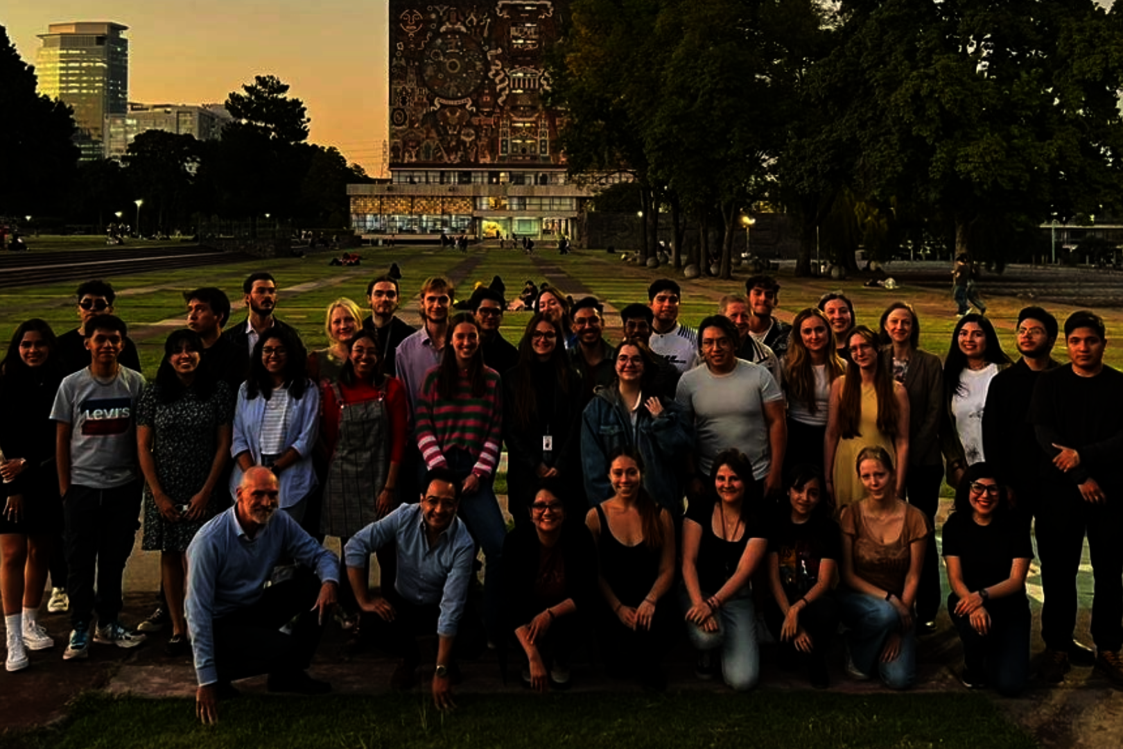 Eine Gruppe von Menschen posiert auf einem Campus