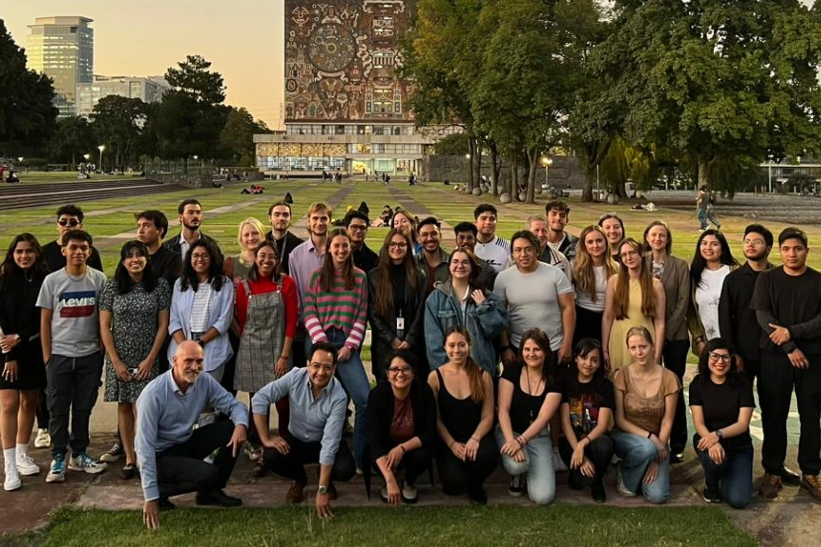 Eine Gruppe von Menschen posiert auf einem Campus