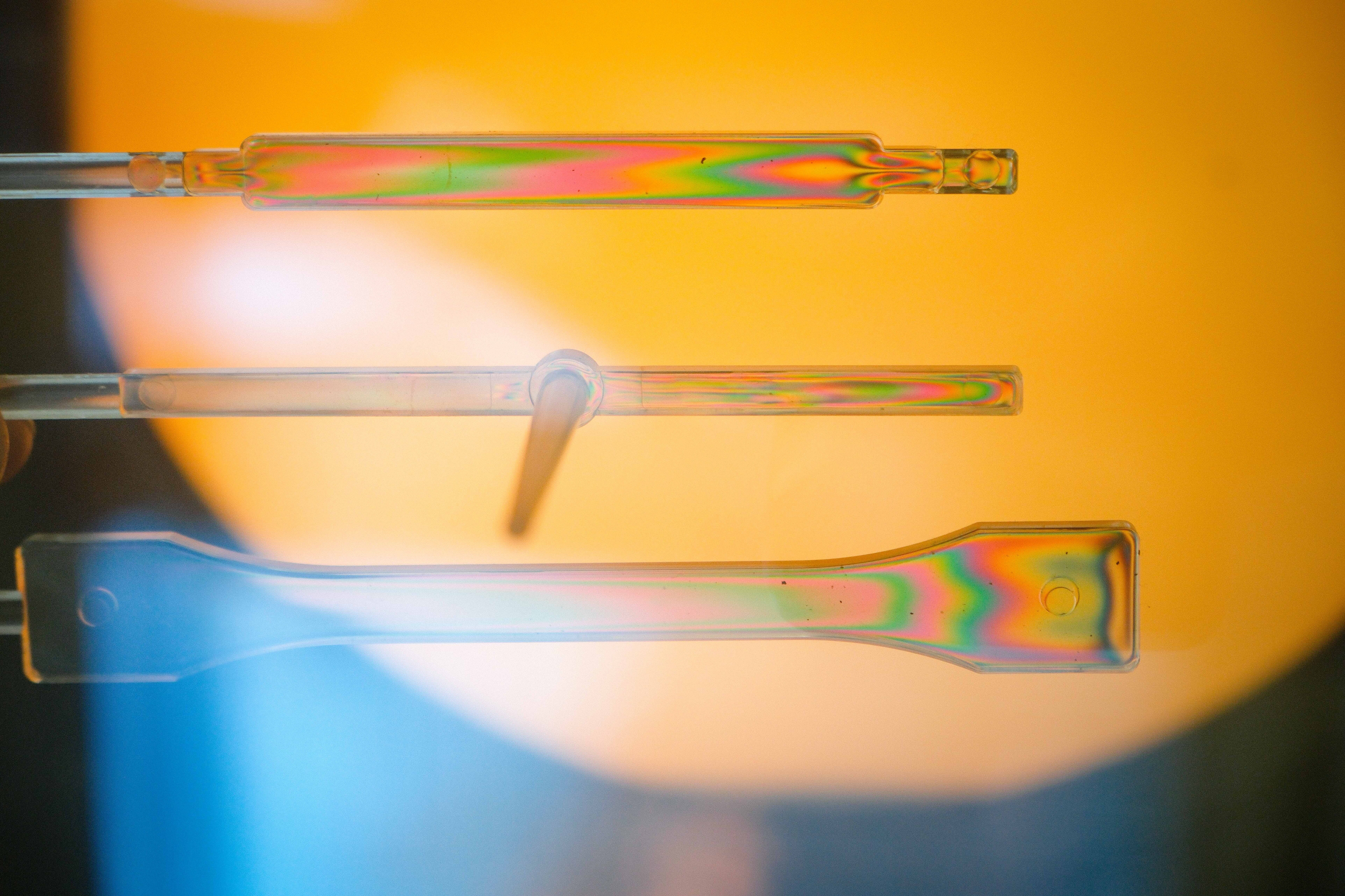 Kunststoff-Teile in polarisiertem Licht