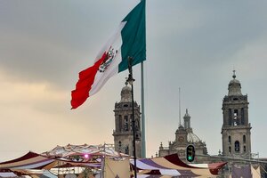 Mexikanische Flagge über Dächern einer Stadt