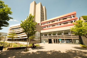 Haus Grashof der Berliner Hochschule für Technik bei Sonnenschein.