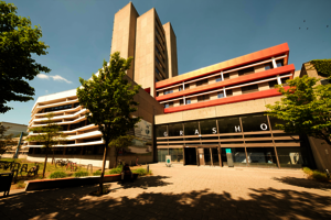 Haus Grashof der Berliner Hochschule für Technik bei Sonnenschein.