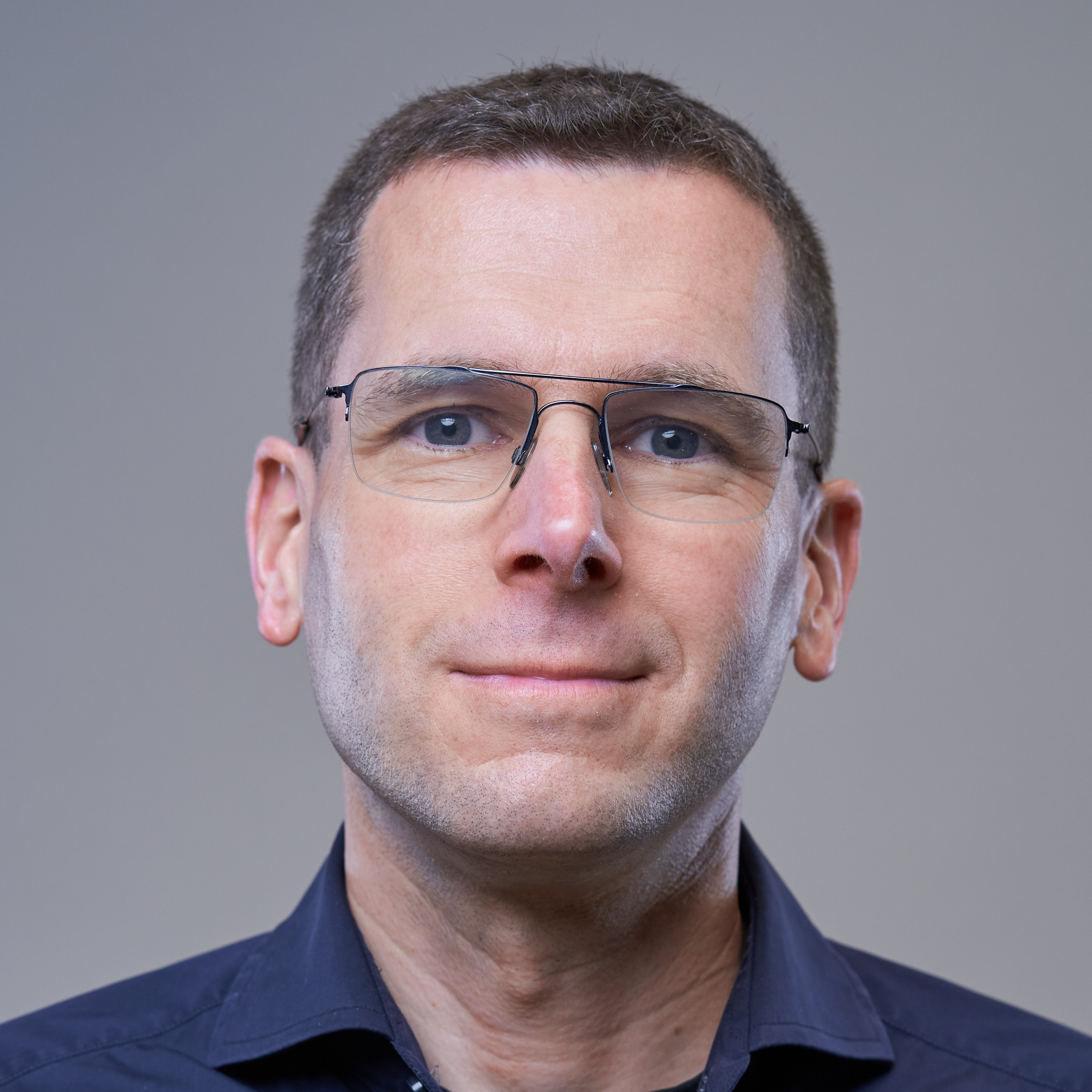 Porträt eines Mannes in dunkelblauem Hemd