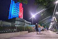 Beleuchteter Campus der BHT.