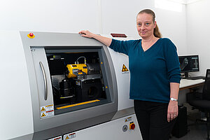 Prof. Dr. Astrid Haibel steht vor dem Computertomographen 