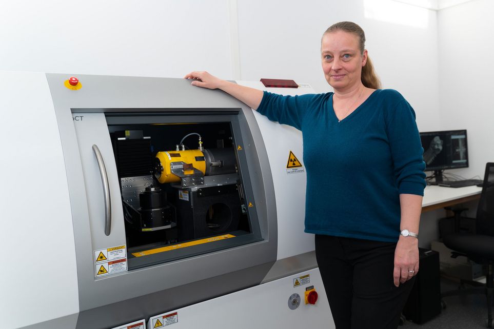 Prof. Dr. Astrid Haibel vor einem CT-Scanner