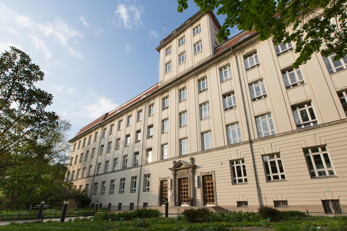 Ansicht der Fassade mit Haupteingang des Hauses Beuth der BHT