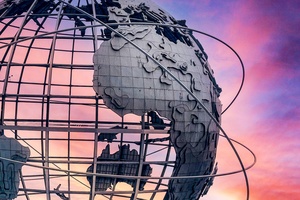 Nahaufnahme der Unisphere im Flushing-Meadows-Park in Queens, New York City – eine Weltkugel aus Stahl, umlaufen von drei Ringen.