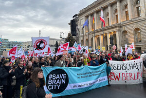 Eine Große Menschenmenge mit Transparenten vor dem Berliner Abgeordnetenhaus